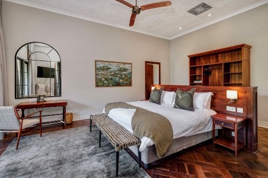 Deluxe room at Palm River Hotel