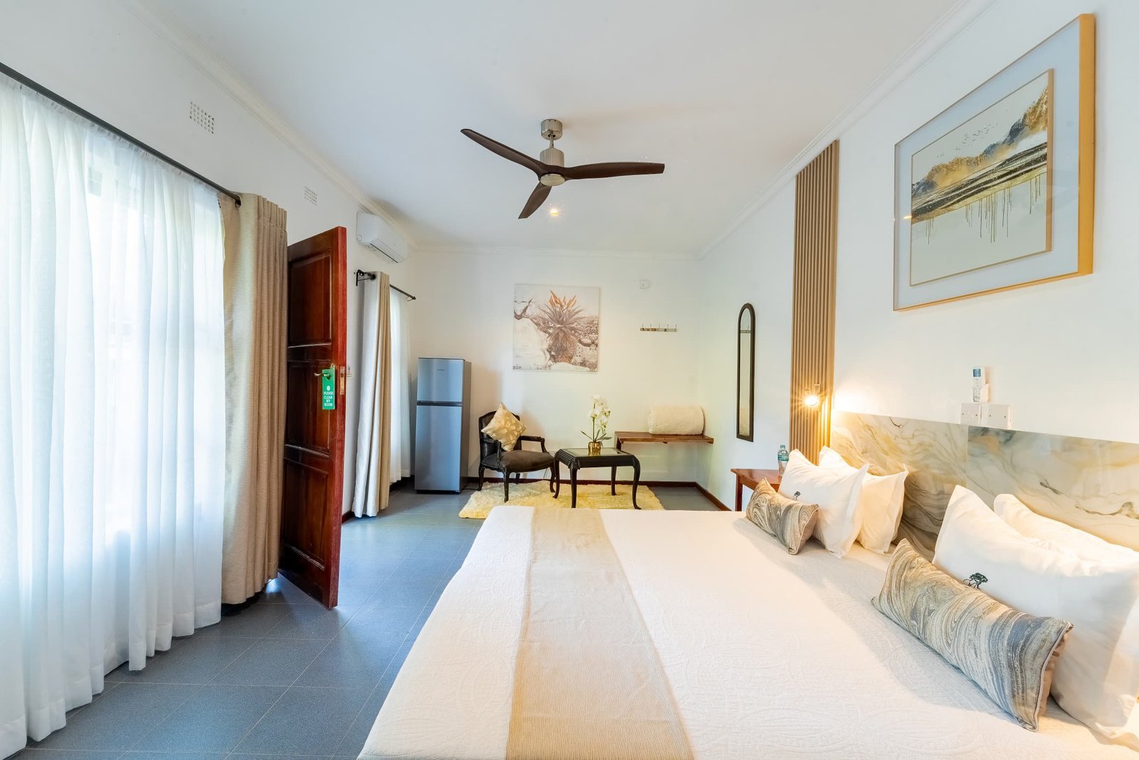 Bedroom with a writing desk at Murugare