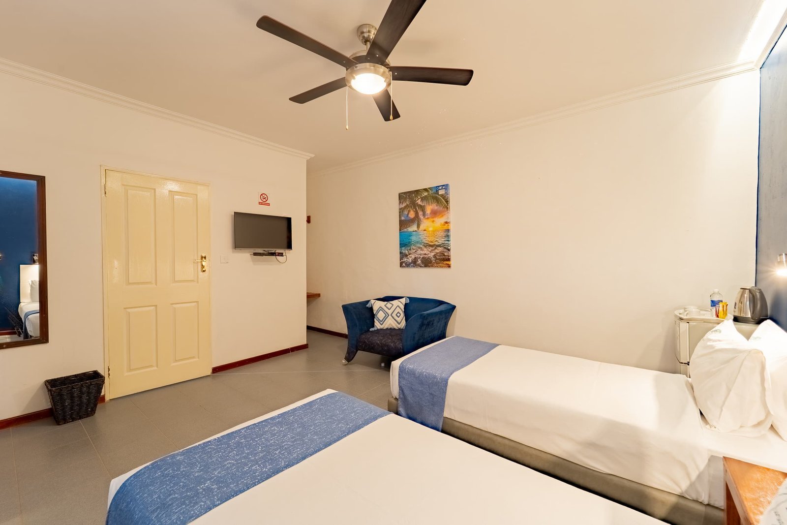 Twin bedroom with a TV at Murugare