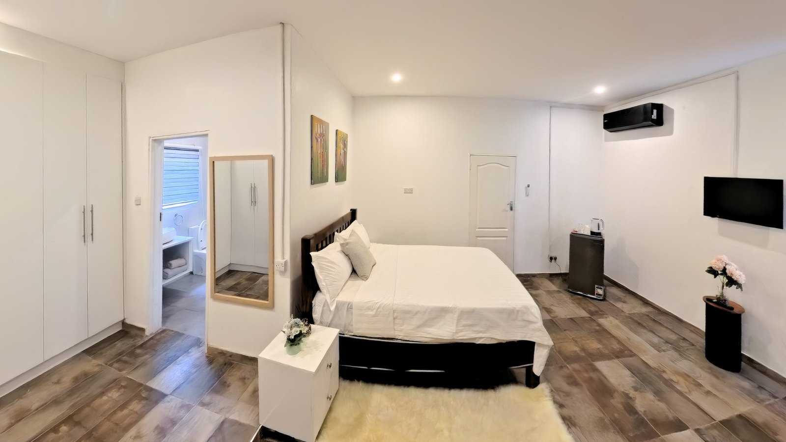 Double room with a TV and wardrobe at Dade House