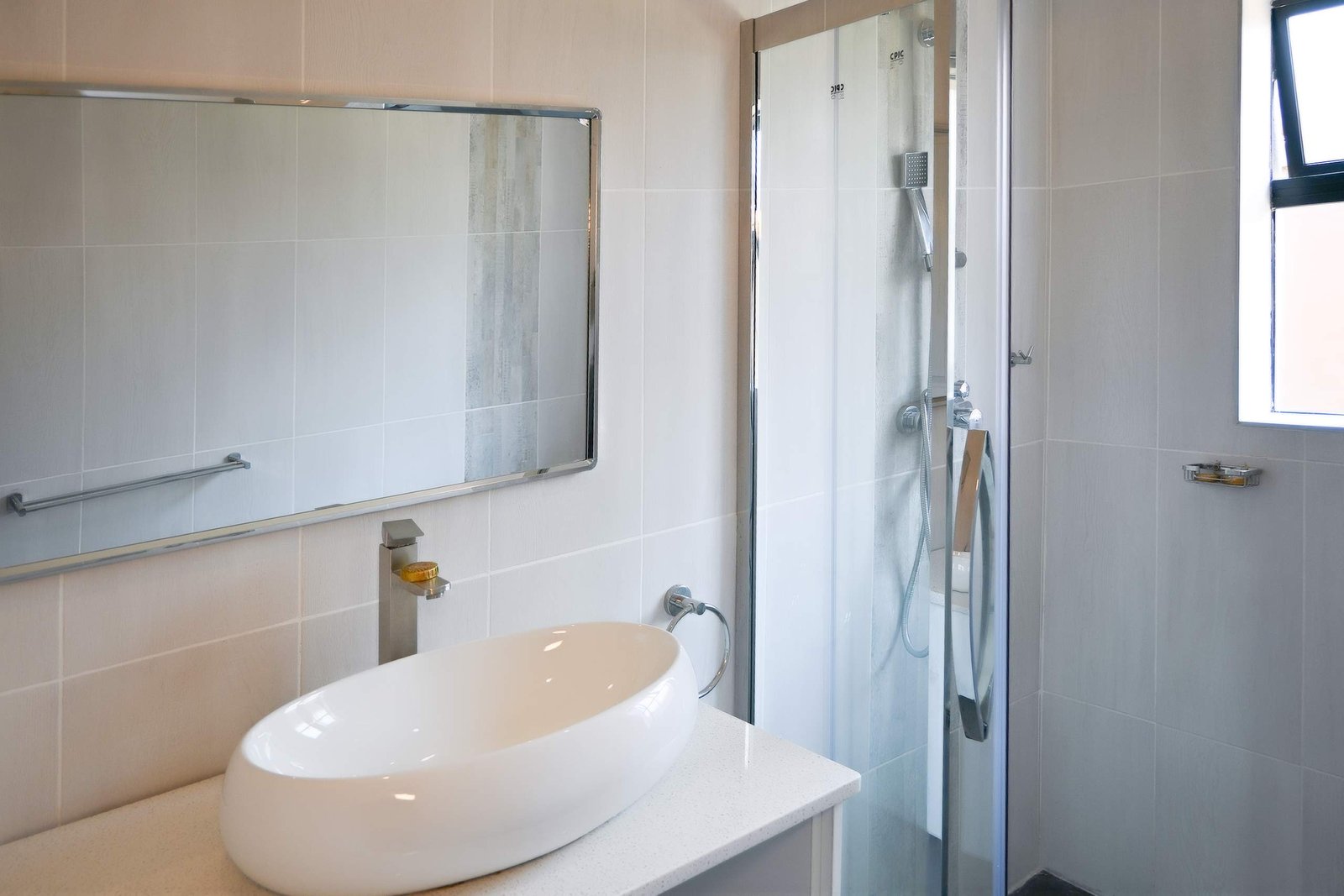 En-suite bathroom with a walk-in shower at Dade House