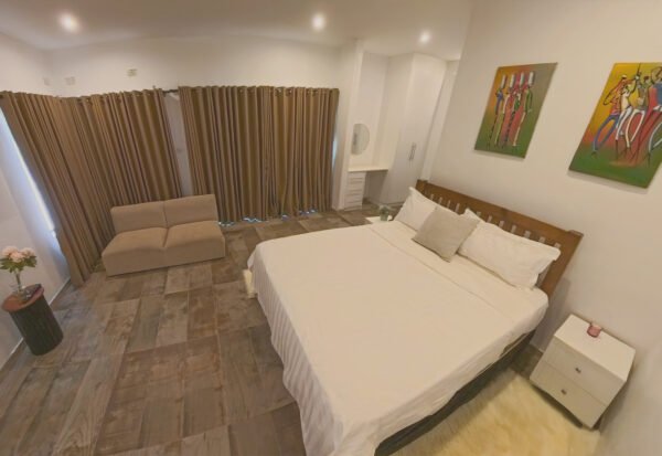 Room with a double bed and sofa at Dade House