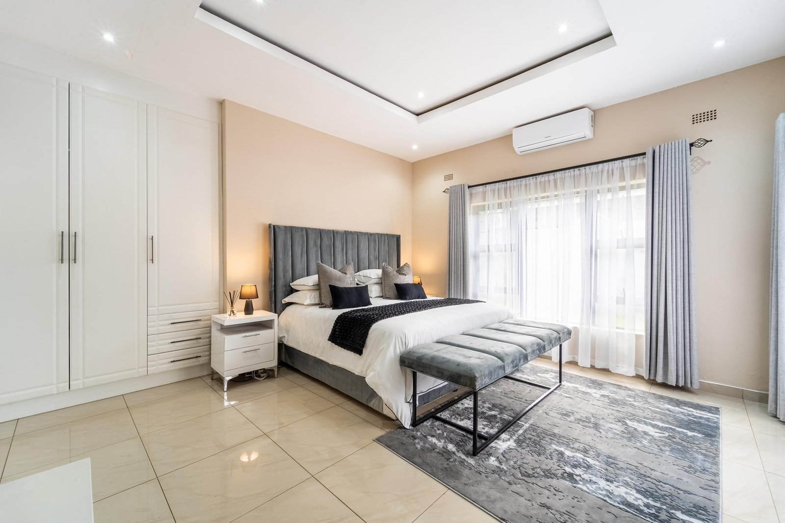 King bedroom with doors onto the garden at Elena House