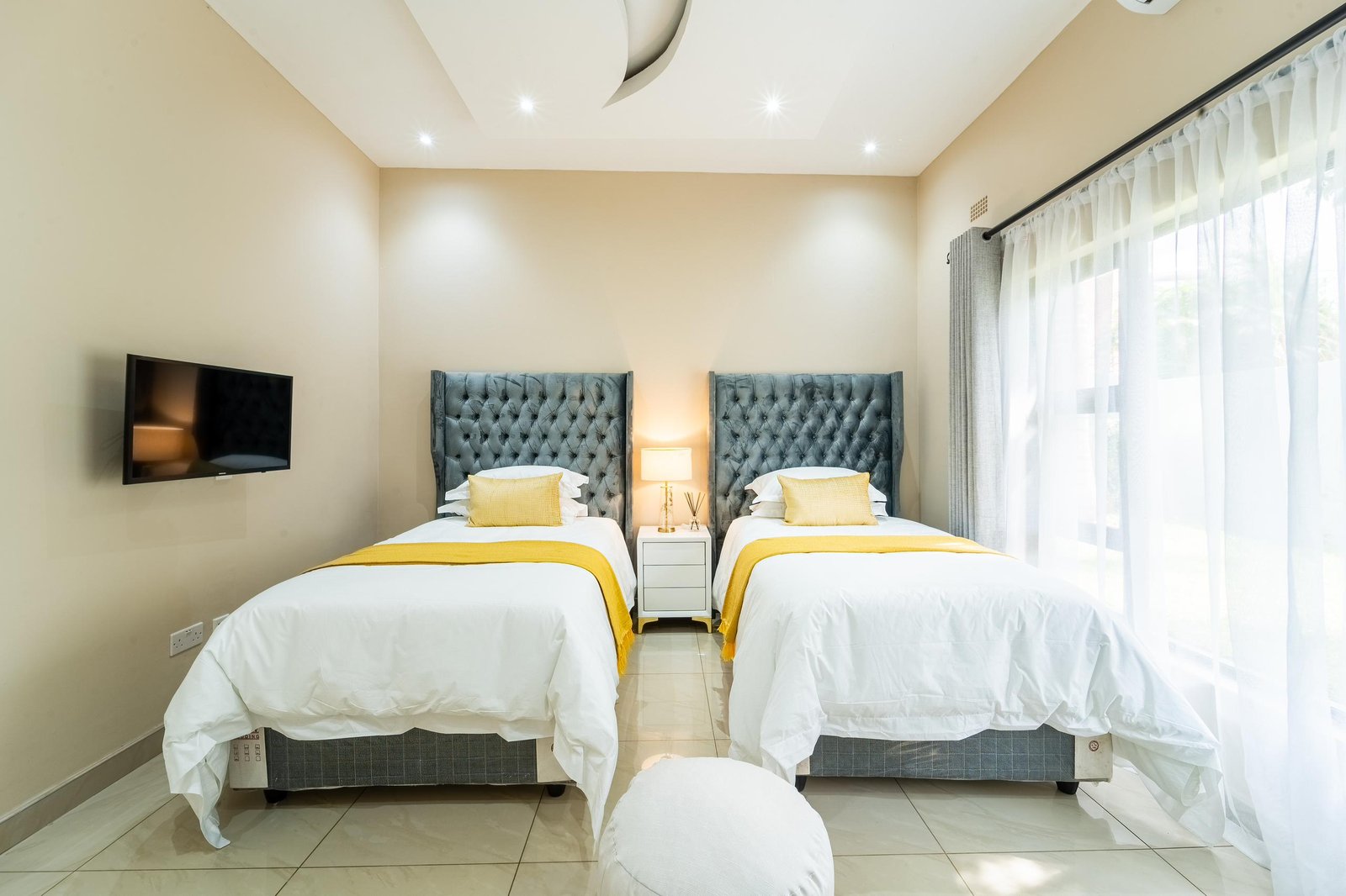 Twin bedroom with a flat-screen TV at Elena House