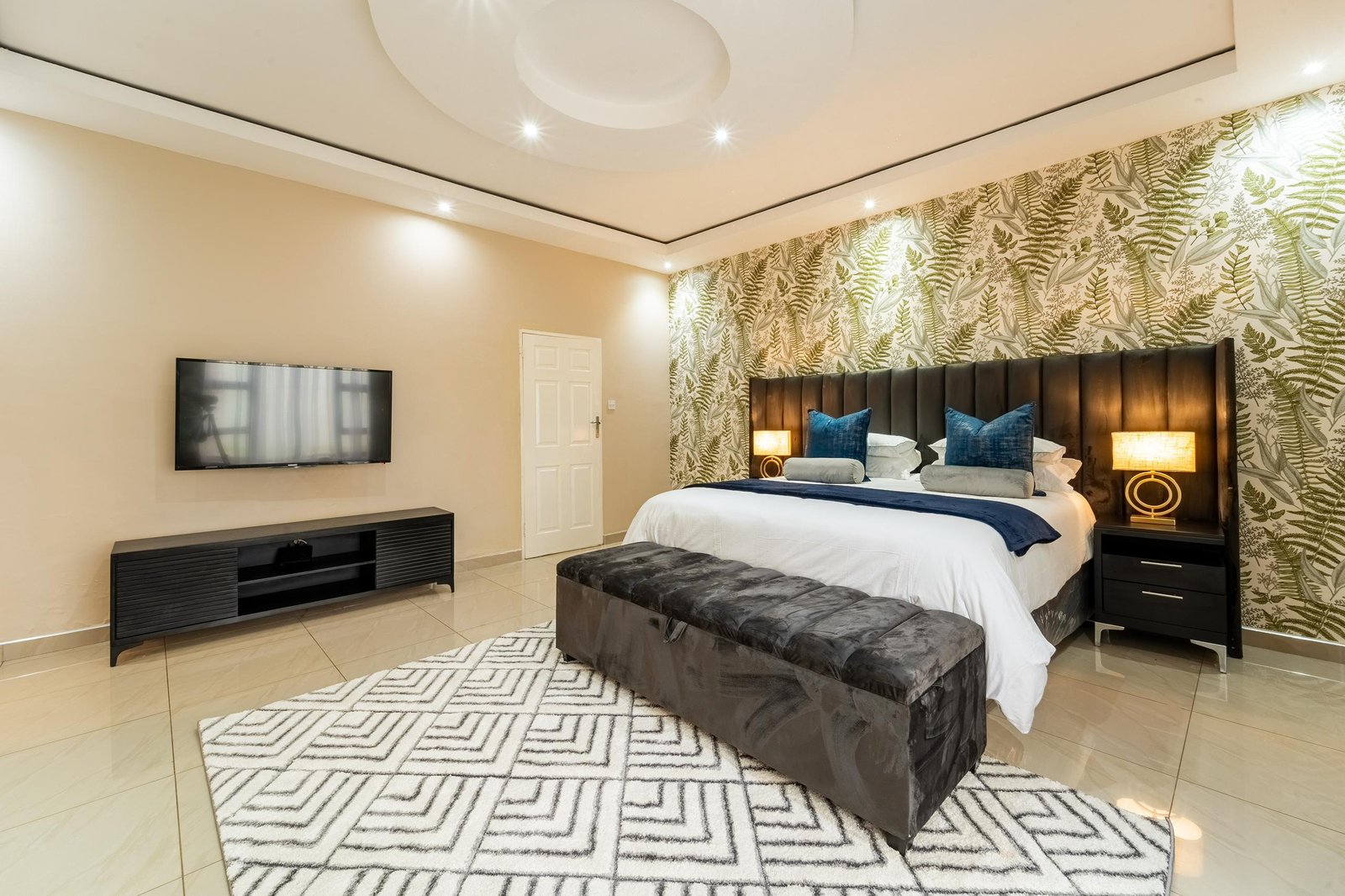Main bedroom with a TV unit at Elena House