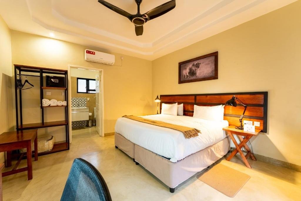 Double room with a ceiling fan at The Shrub Lodge